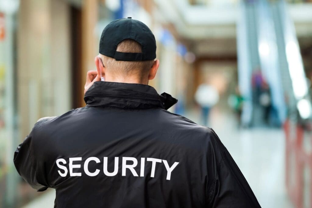 Sicherheitsdienst in Berlin bei der Überwachung eines Einkaufszentrums.