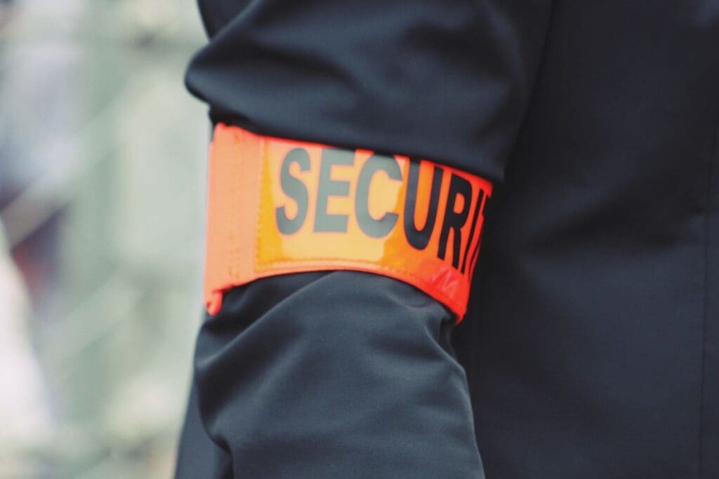 Sicherheitsdienst in Berlin mit auffälliger Kennzeichnung für maximale Sicherheit.