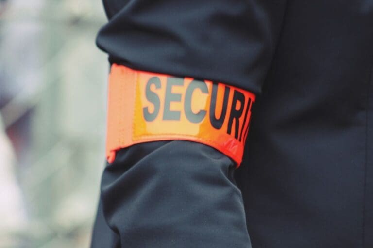 Sicherheitsdienst in Berlin mit auffälliger Kennzeichnung für maximale Sicherheit.