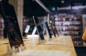 Ladendetektiv 3 Kaufhausdetektiv Berlin überwacht das Geschäft, um Diebstähle zu verhindern und die Sicherheit zu gewährleisten.